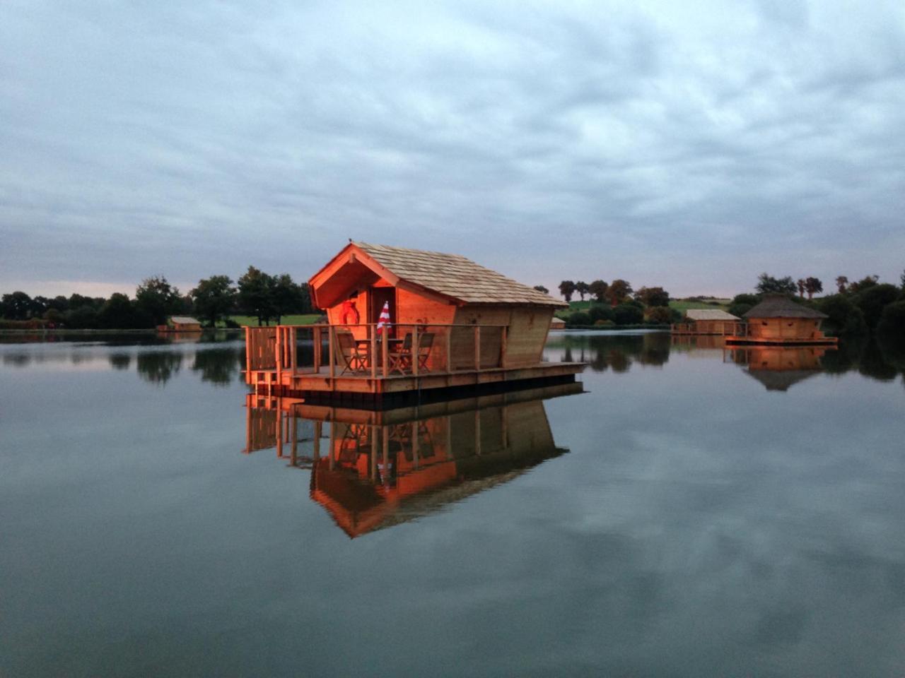 Village Flottant De Pressac エクステリア 写真
